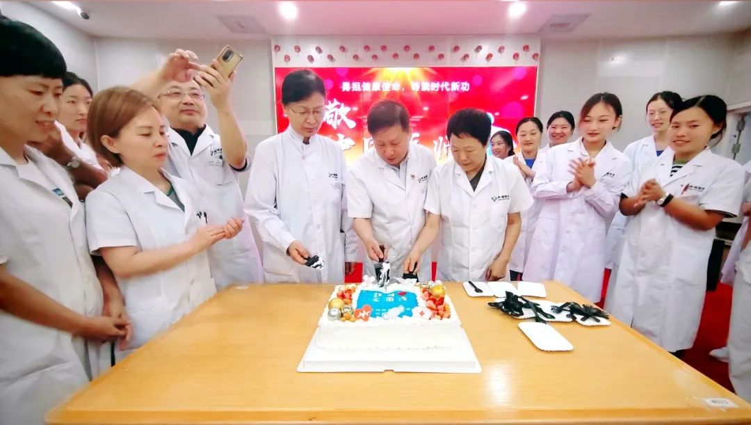 北京幸福颐养护理院召开第六届中国医师节庆祝表彰大会.jpg