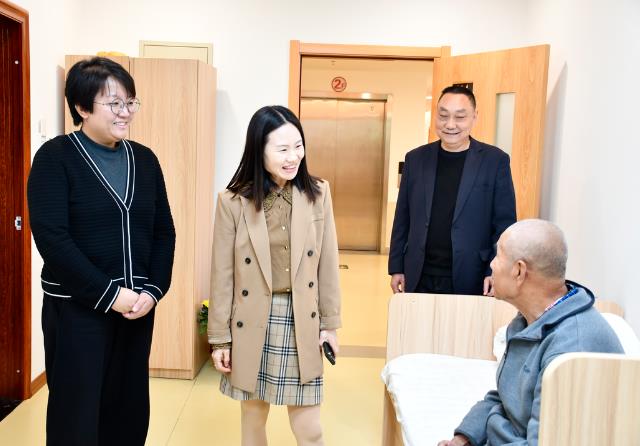区民政局副局长王少华、仁和镇副镇长史洪佳等领导一行走进和悦养老照料中心走访调研。.jpg